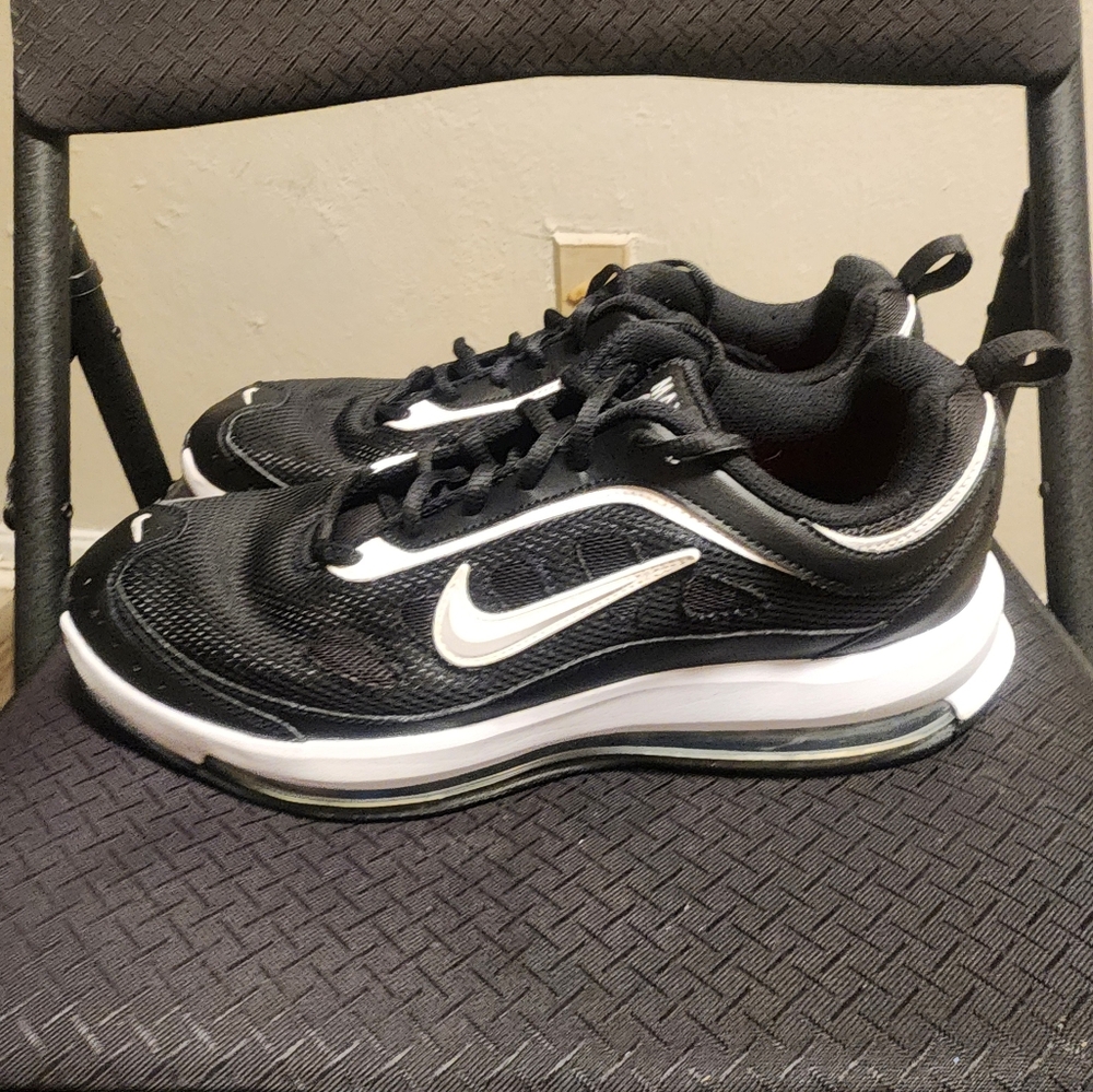 Nike Black and White Sneakers